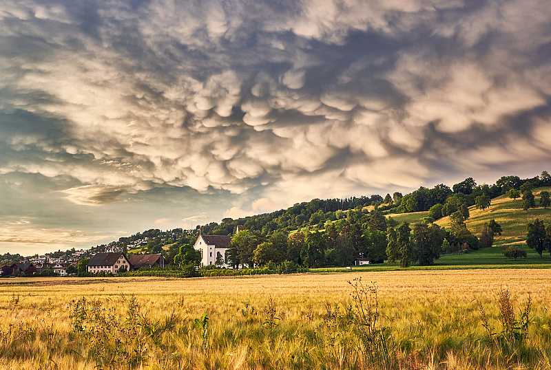 Seltene Mammatuswolken über Zufikon