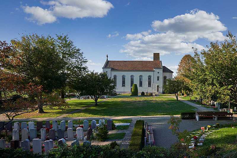 Südöstlicher Blick auf die Kirche mit Friedhofsanlage