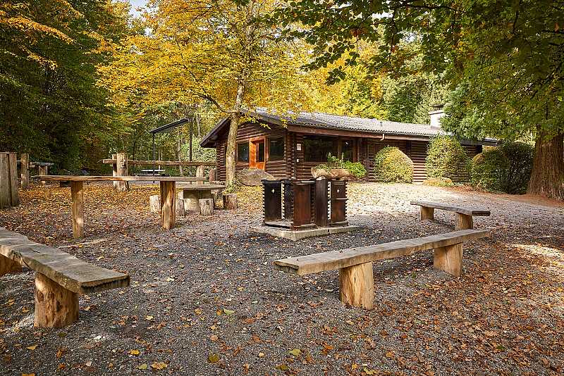 Forsthaus mit Feuerstelle und Sitzgelegenheiten