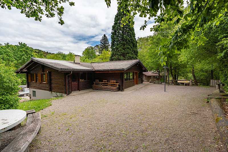 Forsthaus mit Anbau und dem grossen Vorplatz