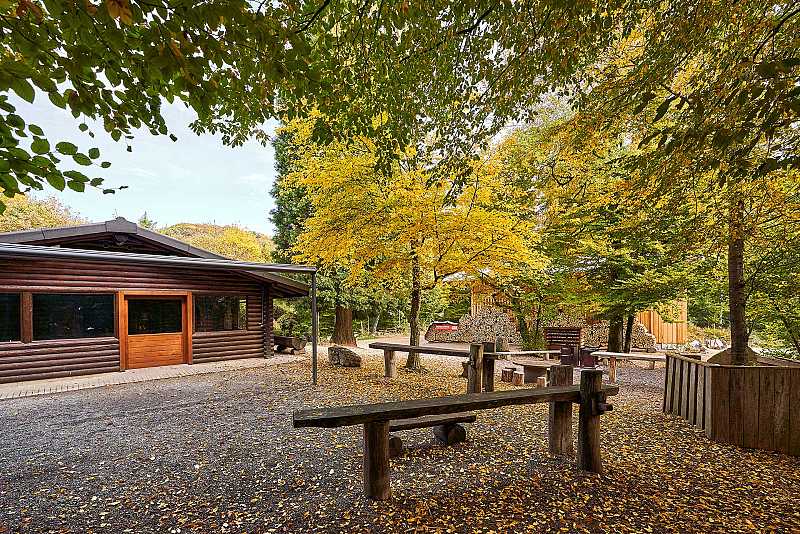 Vorplatz mit fix installierten «Stehtischen» 