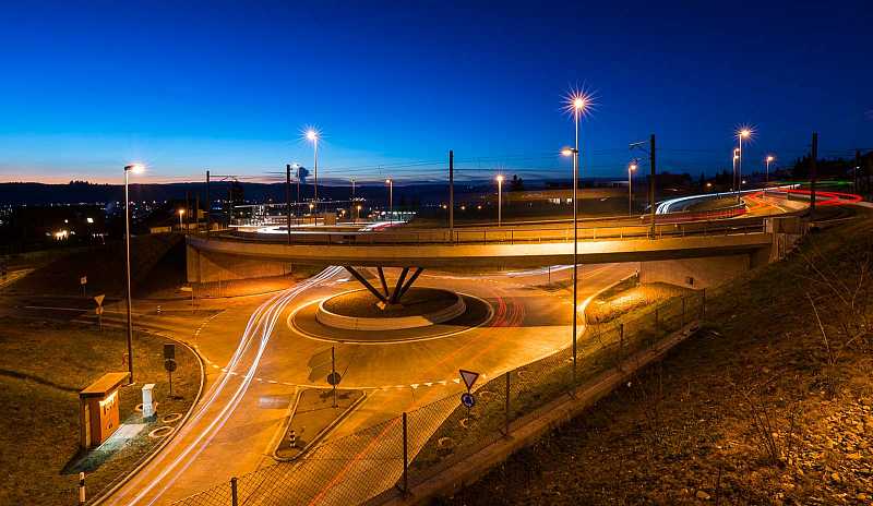 Kreisverkehr «Stiefel» mit Brücke für die Bergspur und den Zug
